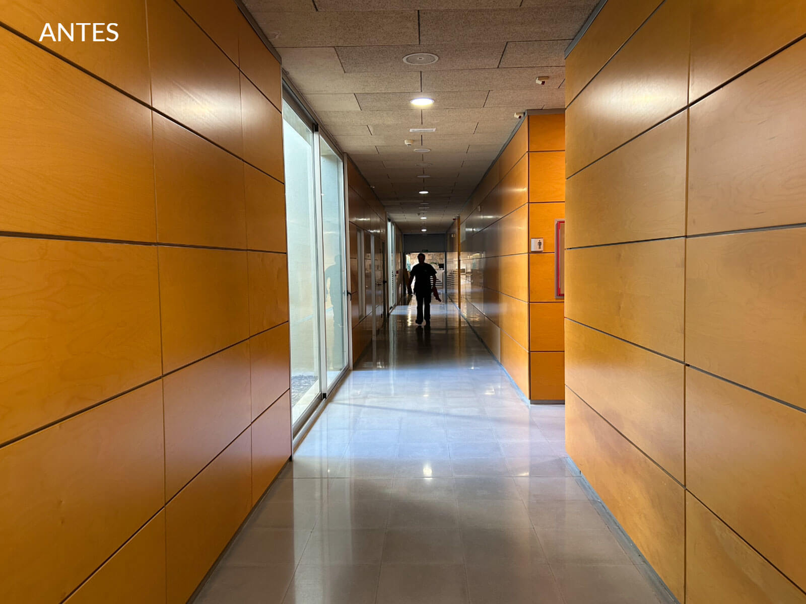 revestimiento-vinilico-paredes-panelados-madera-hoteles-antes