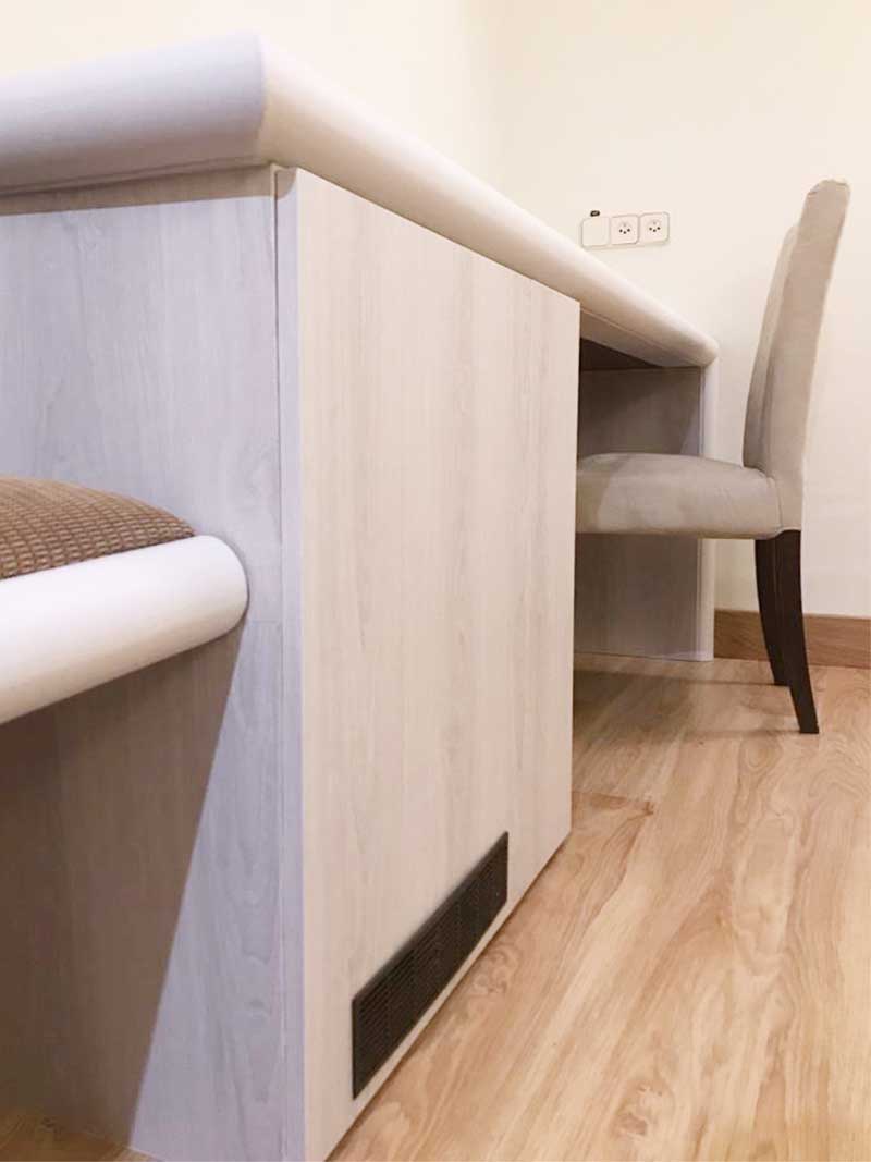 detalle mesa habitación hotel infeel revestimiento autoadhesivo