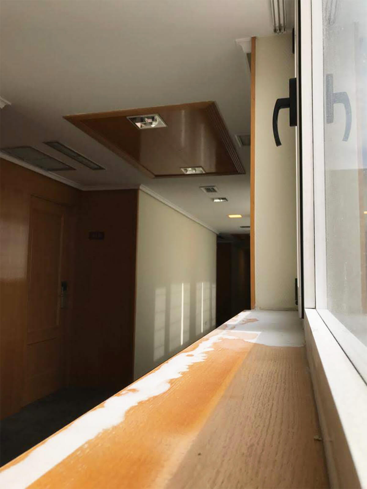 masilla en ventana de hotel madrid