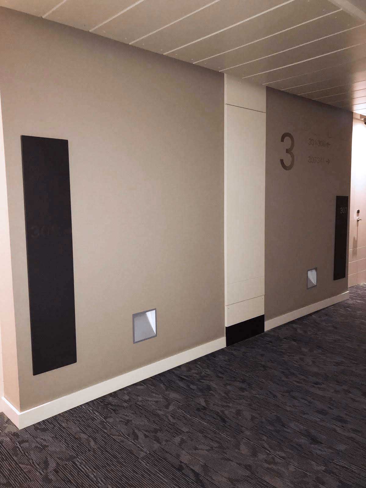 vinilo autoadhesivo pasillo hotel