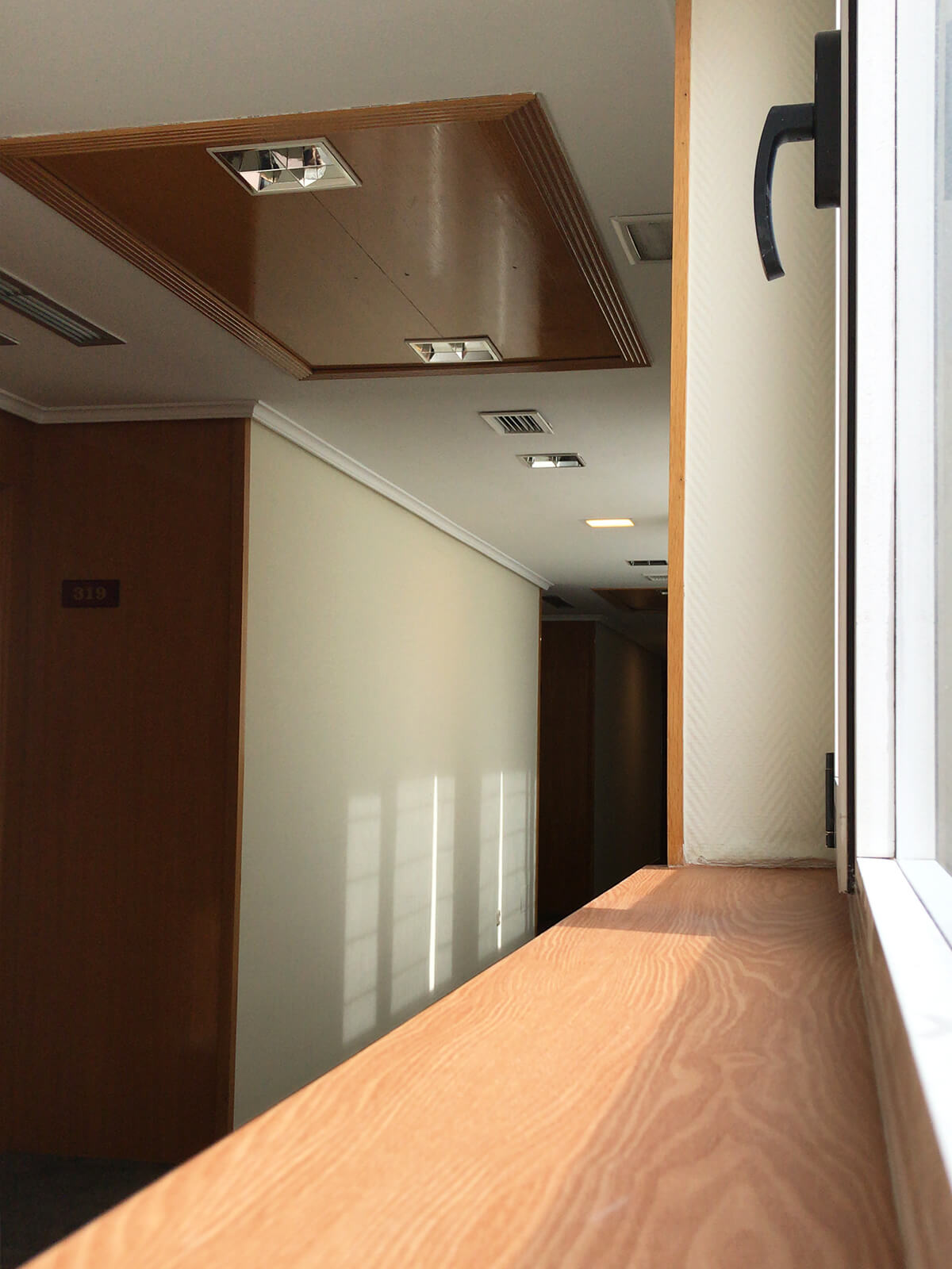 revestimiento autoadhesivo instalado en ventana de hotel