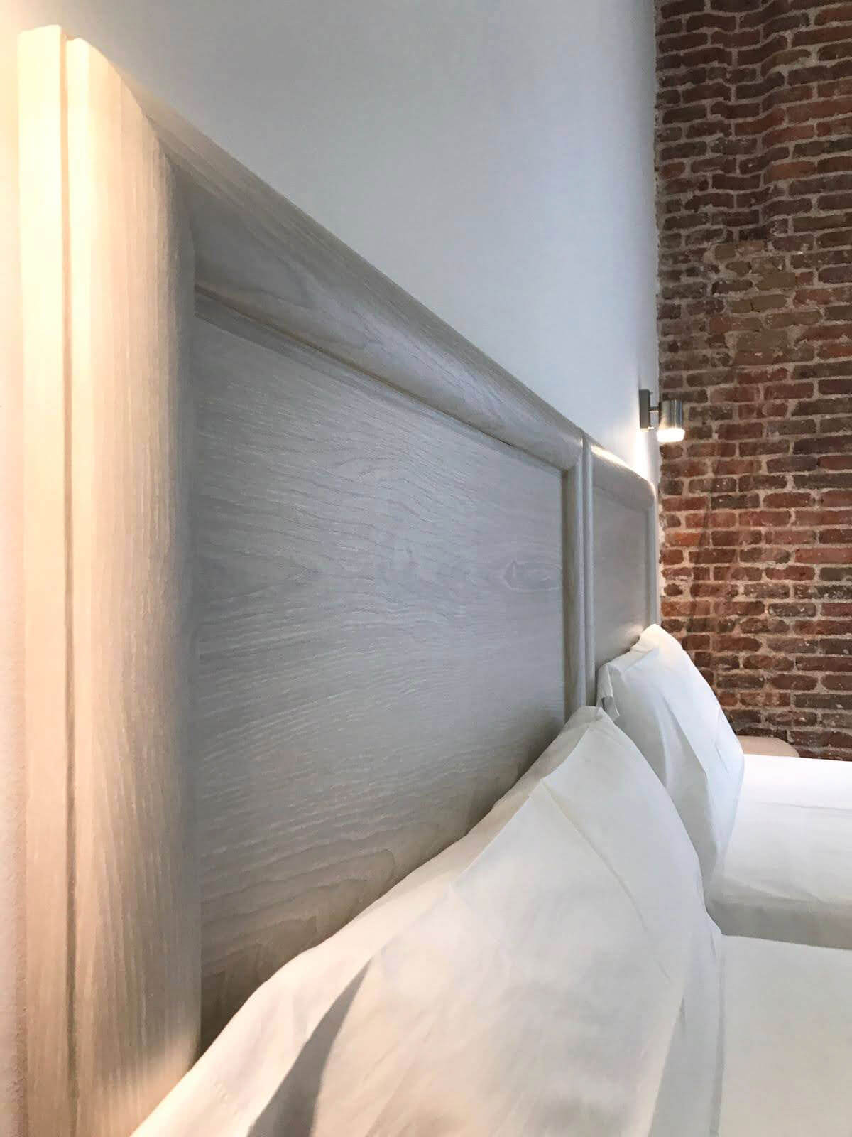 infeel-cabecero-habitación-hotel-cover-stylo-revestimiento-vinilico-despues