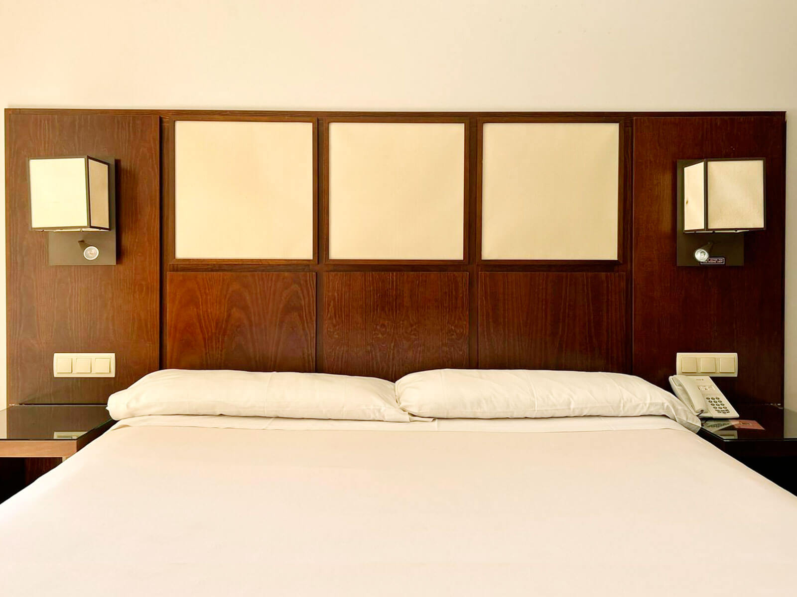 cover-stylo-cabecero-revestimiento-vinilico-contract-reformas-hoteleras-antes