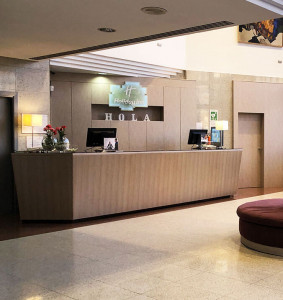 cover stylo recepcion holiday infeel cover-stylo-recepción-hotel-Holiday-infeel-revestimiento