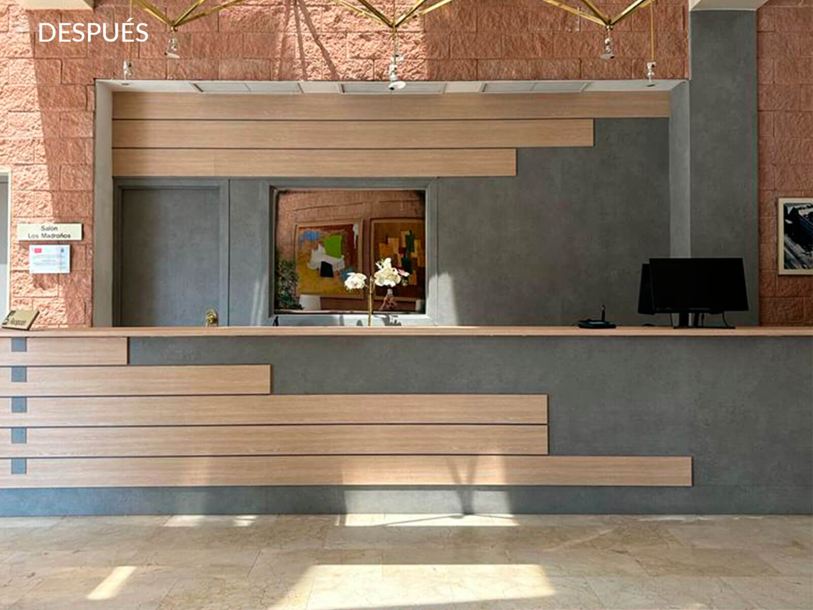 Recepción hotel madera anticuada. Renovación con revestimiento vinílico Cover Stylo