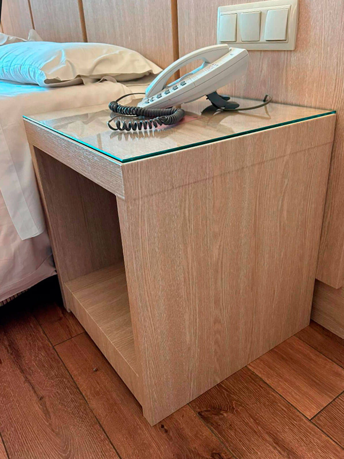 infeel-cover-stylo-revestimientos-hoteles-mesilla