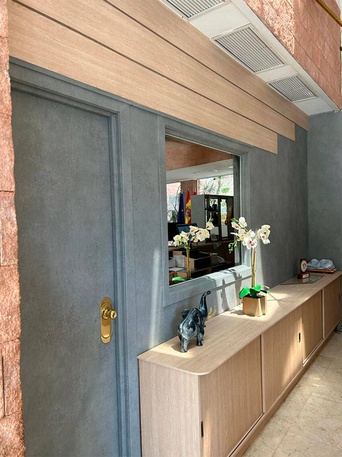 revestimiento-vinilico-paredes-recepcion-hotel